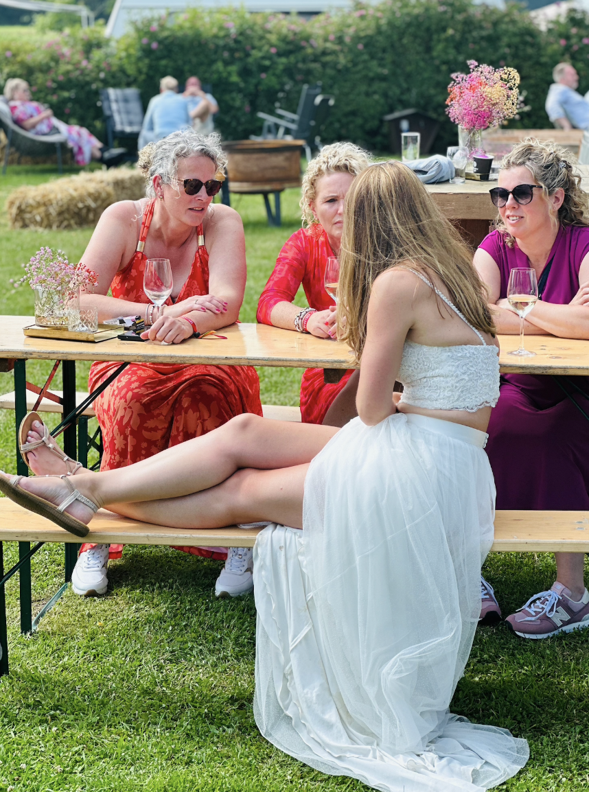 Bruid aan het relaxen met gasten