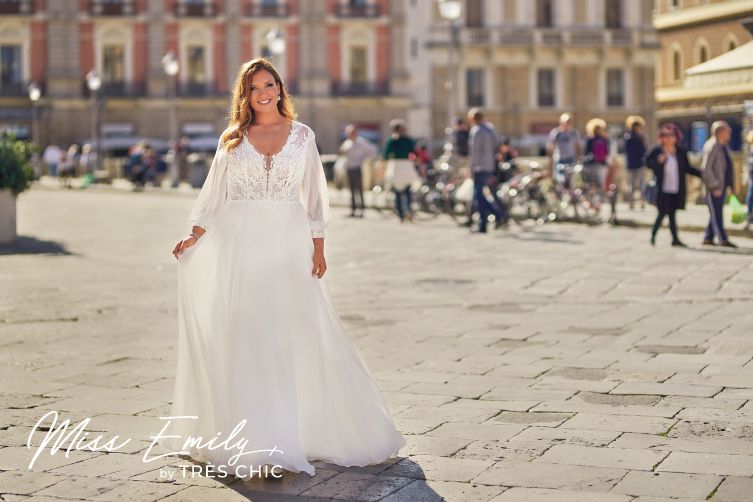 vrouw in trouwjurk van Très Chic Bridal Wear Brandstore op plein