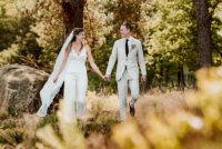 Loveshoot bruidspaar, lopend hand in hand door het bos