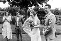 Lachend bruidspaar, zwart wit foto