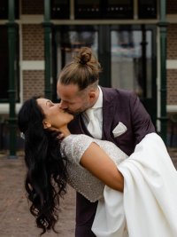 bruidspaar kussend tijdens first look