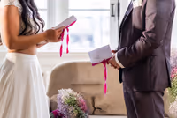 close up bruidspaar wat elkaar de geloften voorleest