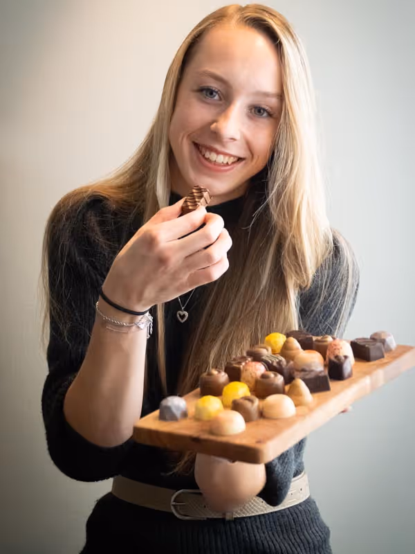 Fleur met allerlei bonbons op een plank