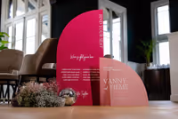 Detailfoto van roze acryl welkomstborden gedecoreerd met discoballen en gekleurd gipskruid