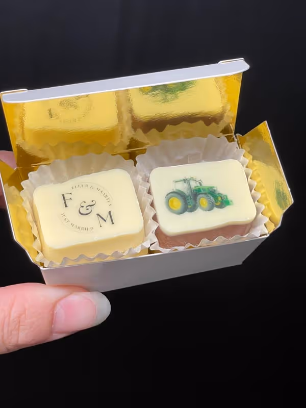 close up gepersonaliseerde bonbon met weddinglogo