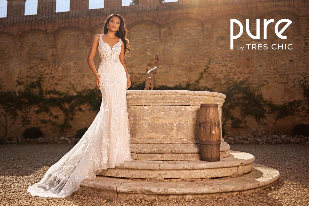 Kanten aansluitende trouwjurk met sleep van de Pure Collectie